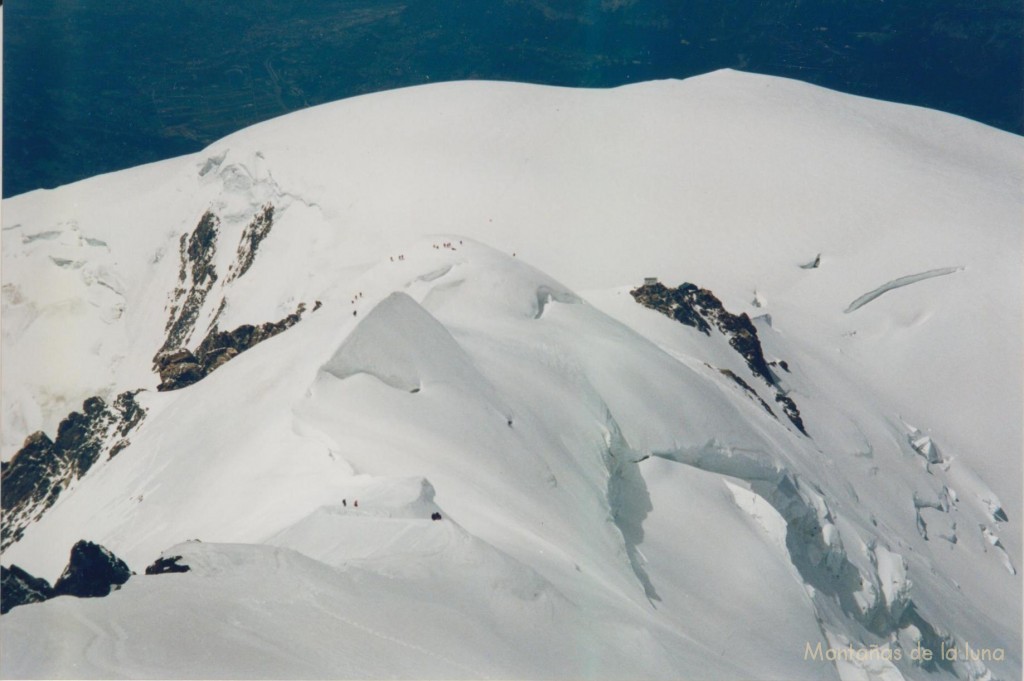Bajando del Mont Blanc, el Refugio Vallot en el centro y arriba la Dôme du Goûter